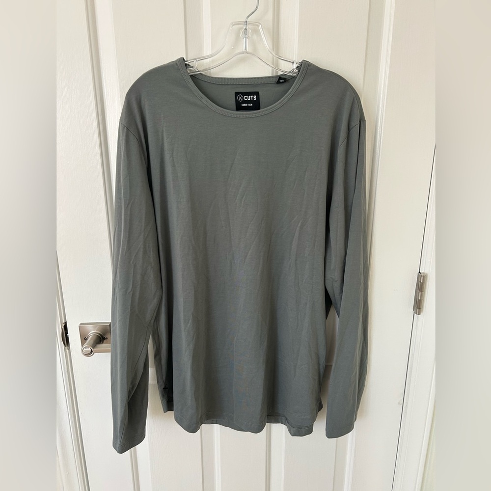 Cuts AO Men's Long Sleeve Curve-Hem In Gray